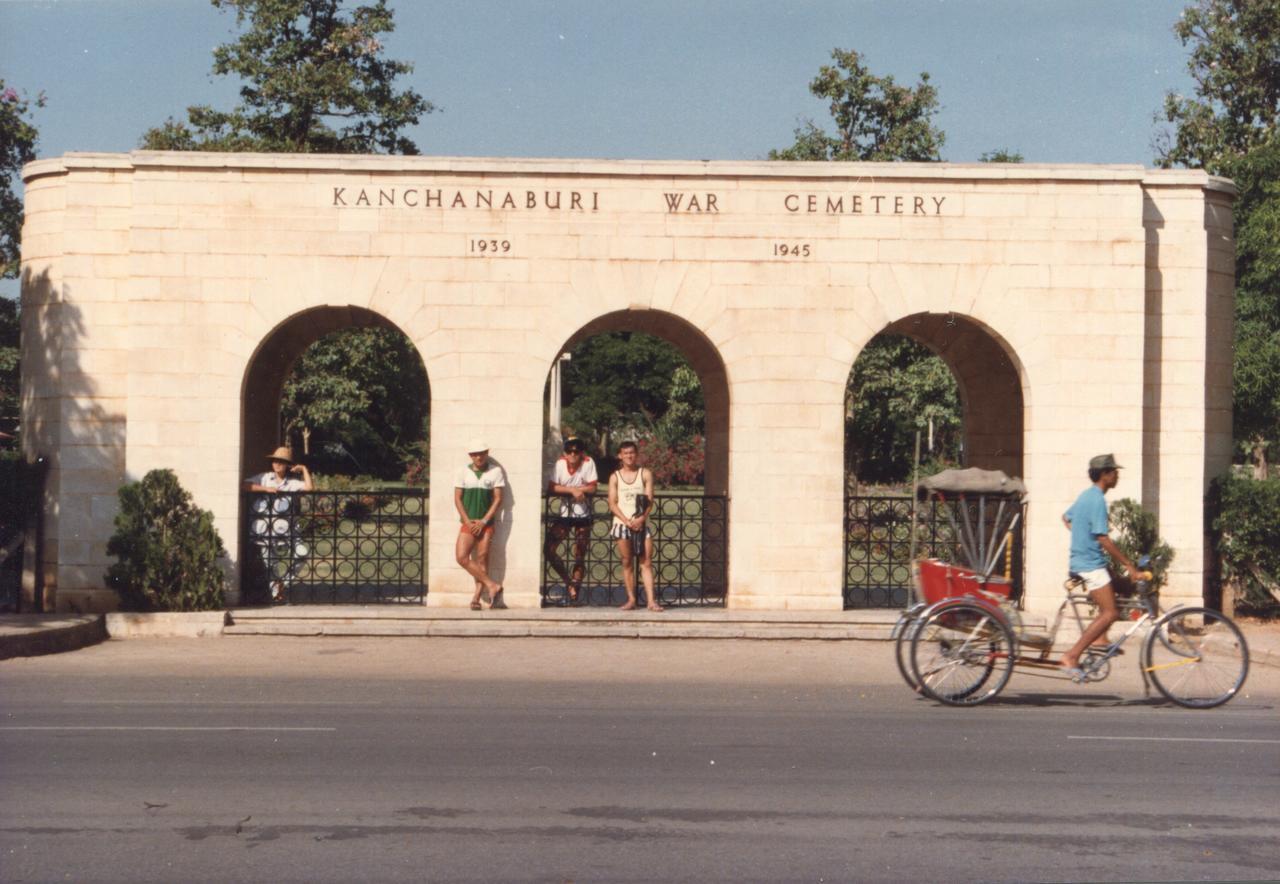 Bankaikow Hostel Kanchanaburi City Exterior photo